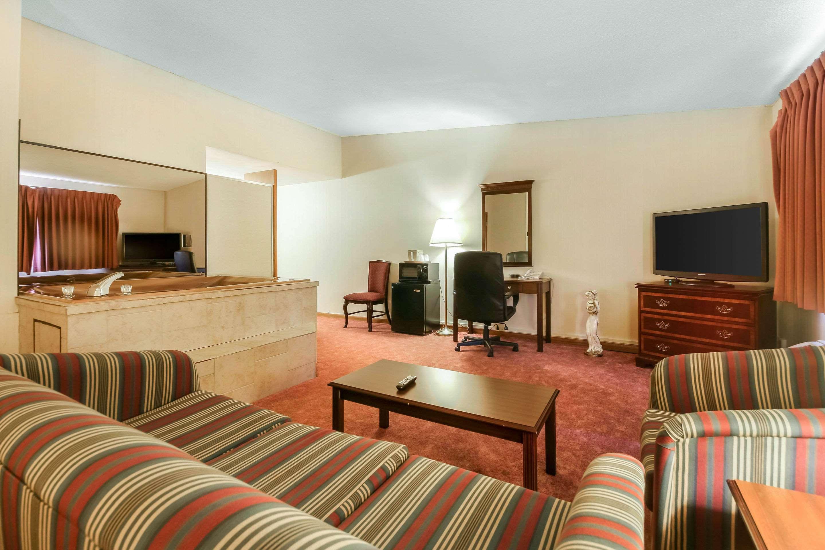 Comfort Inn & Suites Beaver Dam Exterior photo