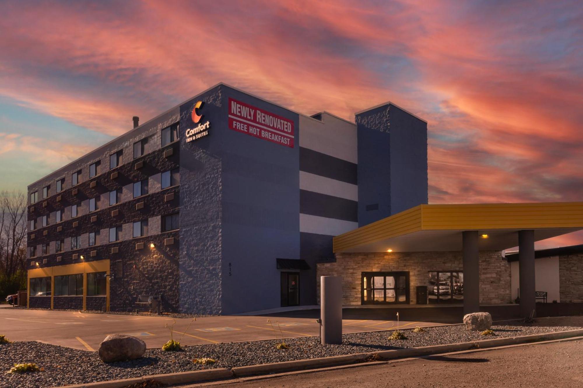 Comfort Inn & Suites Beaver Dam Exterior photo