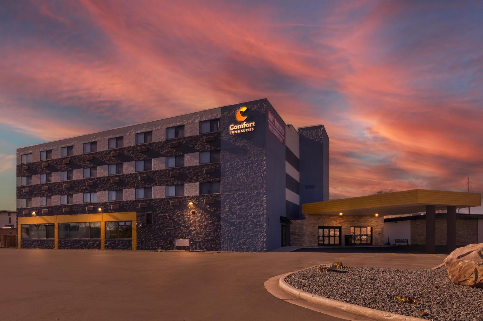 Comfort Inn & Suites Beaver Dam Exterior photo